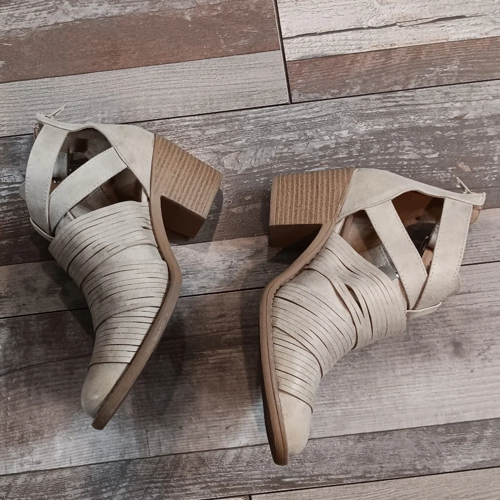 Qupid Cream Minimalist Strappy Women's Ankle Shoes Size 8